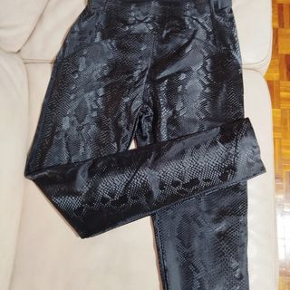 Pantalones efecto serpiente negros #010