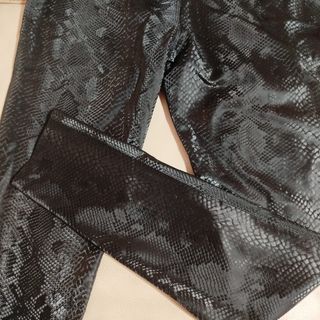 Pantalones efecto serpiente negros #010