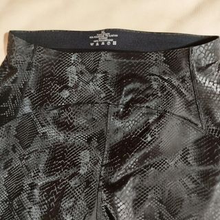 Pantalones efecto serpiente negros #010