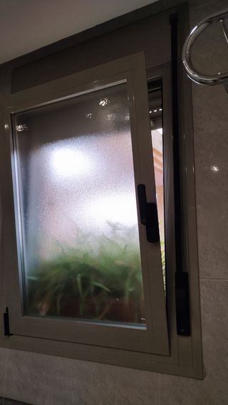 Ventana aluminio gris oscilobatiente