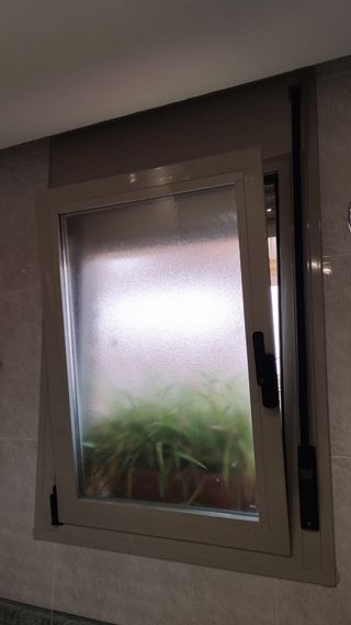 Ventana aluminio gris oscilobatiente