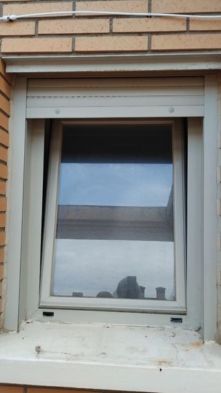Ventana aluminio gris oscilobatiente