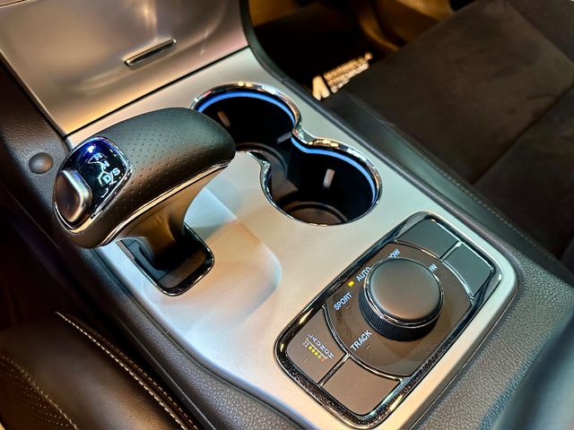 Jeep GRAND CHEROKEE SRT 6.4 V8 Hemi 468cv 24.600km