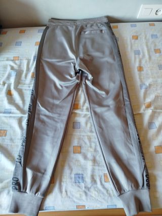 Pantalones deportivos grises