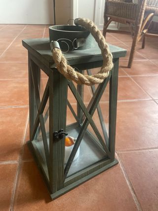 Due lanterne portacandele in legno e vetro -