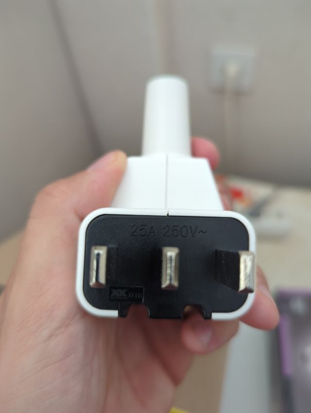 Enchufe y tomacorriente solera