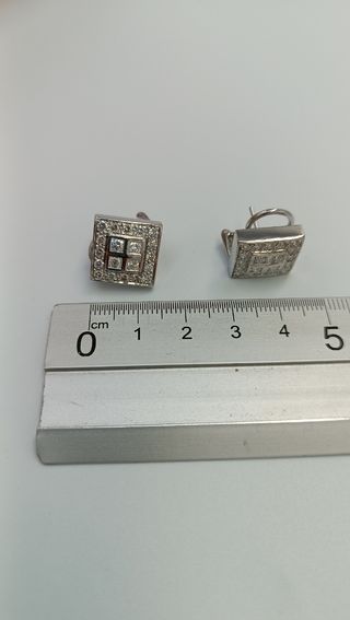 Pendientes de oro blanco de 18kt y brillantes.