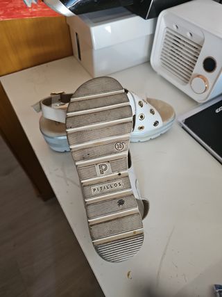 Sandalias blancas doradas