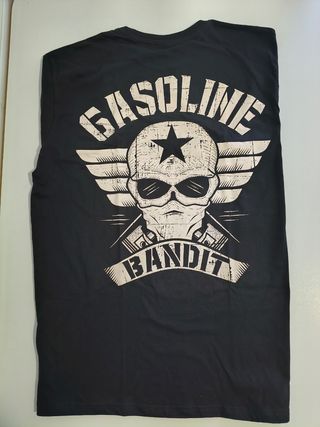 Camiseta negra con Calavera en la espalda.