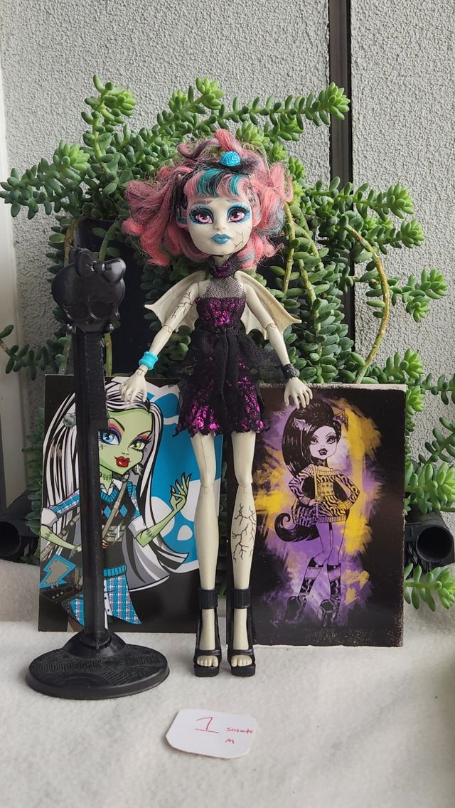 Monster High rochelle goyle zombie shake