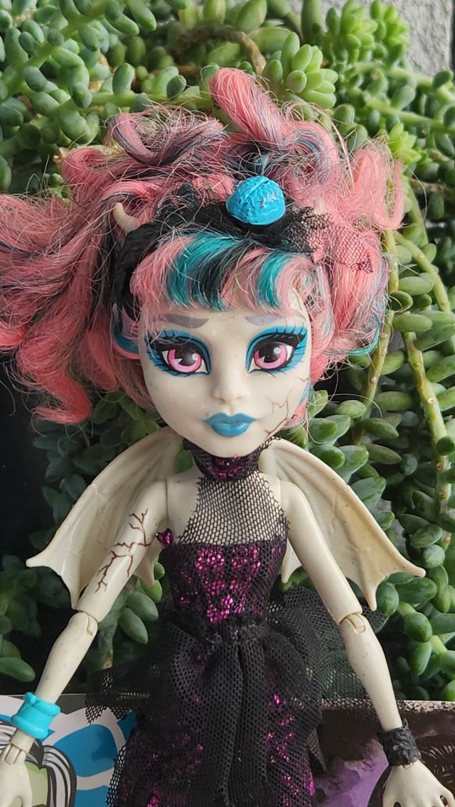 Monster High rochelle goyle zombie shake