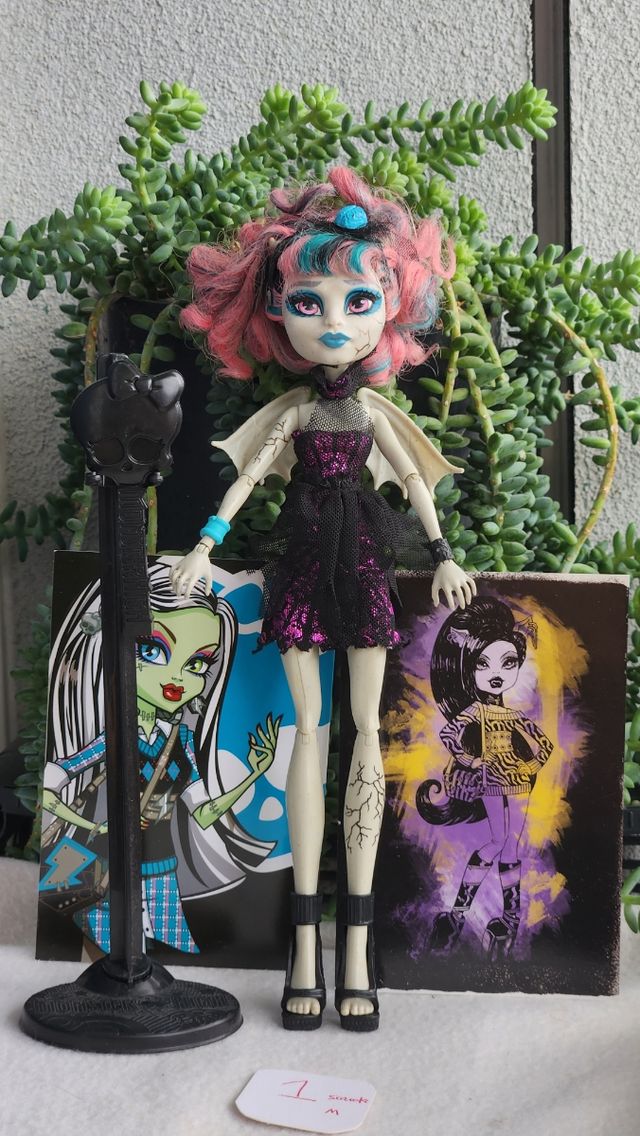 Monster High rochelle goyle zombie shake