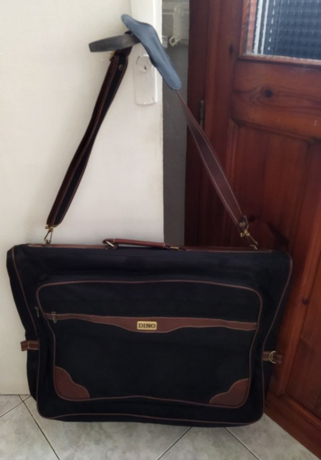 Portatrajes marca Dino bandolera o de mano