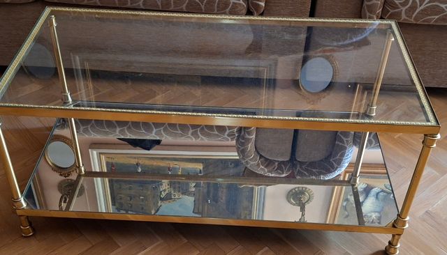 tavolo dorato con vetro