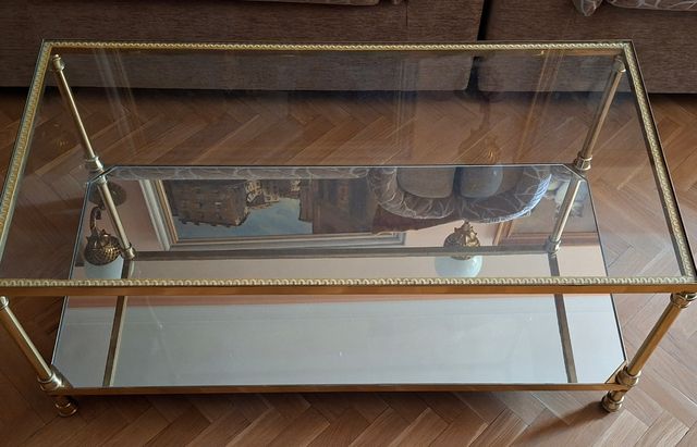 tavolo dorato con vetro