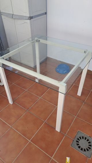 Mesa cristal y metal blanca