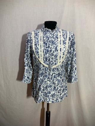 Blusa blanca y azul con encaje