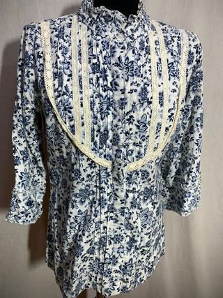 Blusa blanca y azul con encaje
