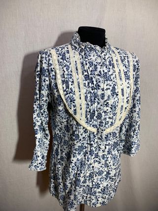 Blusa blanca y azul con encaje