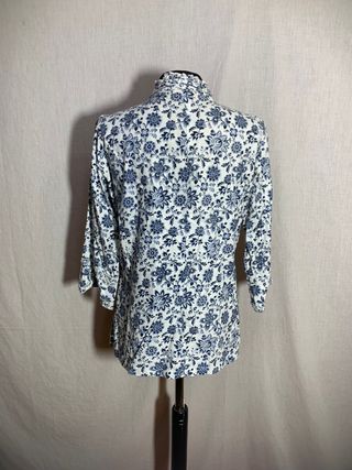 Blusa blanca y azul con encaje