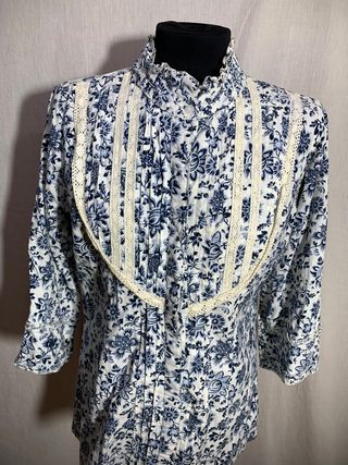 Blusa blanca y azul con encaje