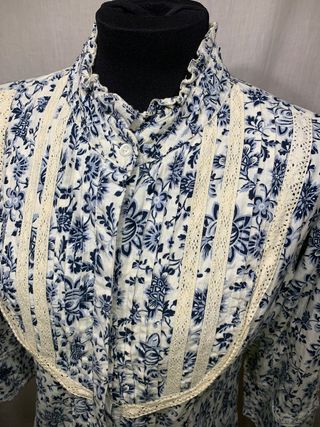 Blusa blanca y azul con encaje