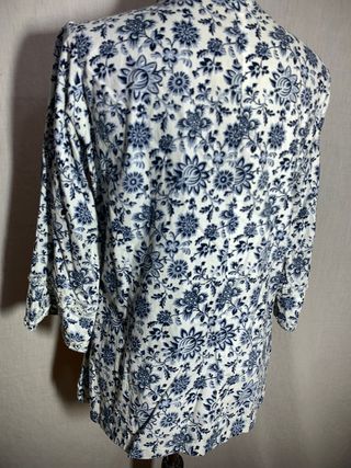 Blusa blanca y azul con encaje