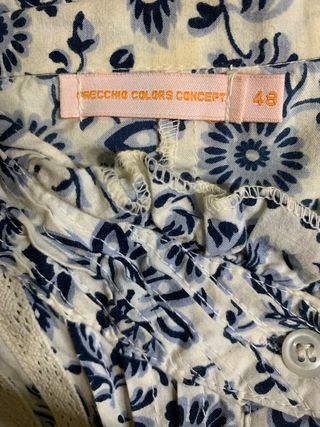 Blusa blanca y azul con encaje