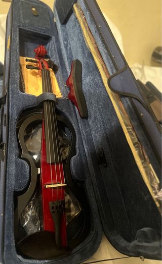 Violino elettrico rosso e nero