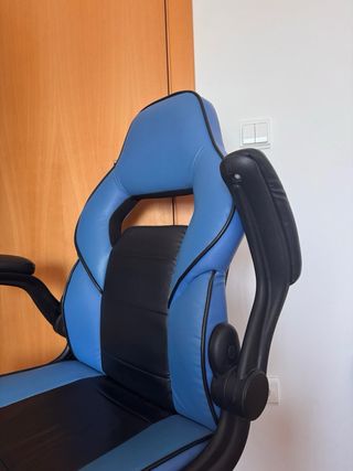 Silla gaming azul y negra