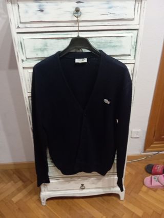 Chaqueta Lacoste azul marino.