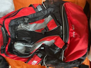 Mochila The North Face roja y negra