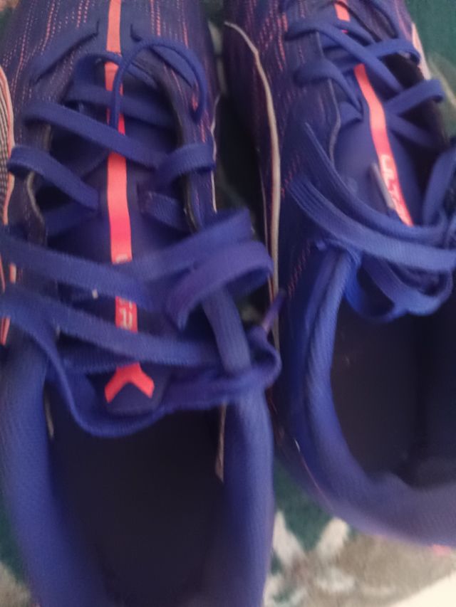 Botas fútbol Puma - Púrpuras y rosas