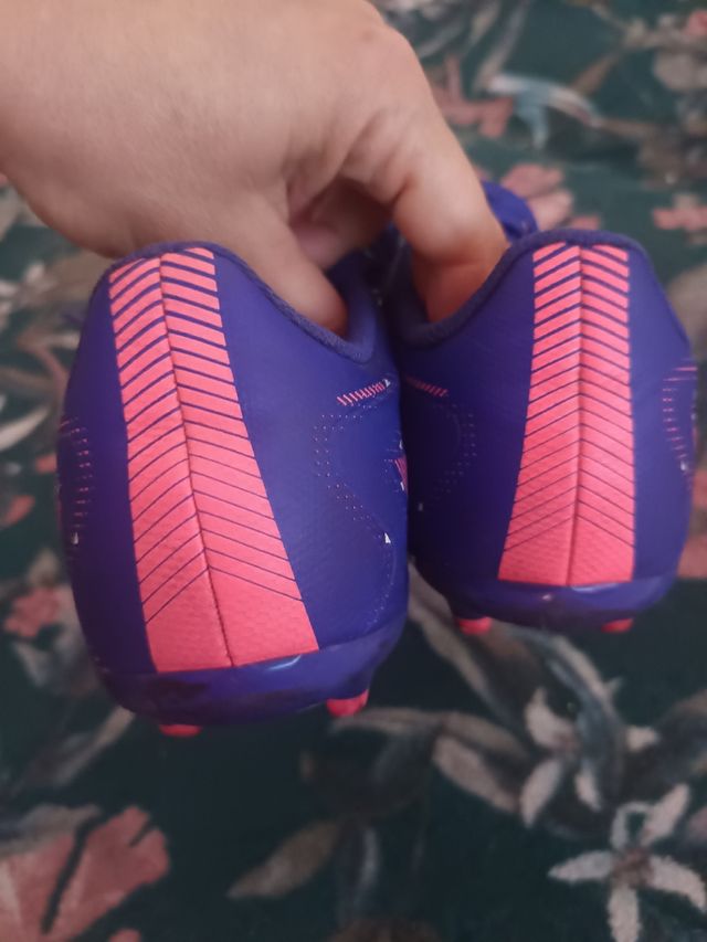 Botas fútbol Puma - Púrpuras y rosas