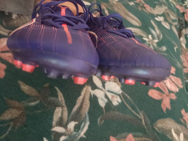 Botas fútbol Puma - Púrpuras y rosas