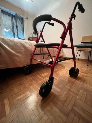 Andador de 4 ruedas con asiento