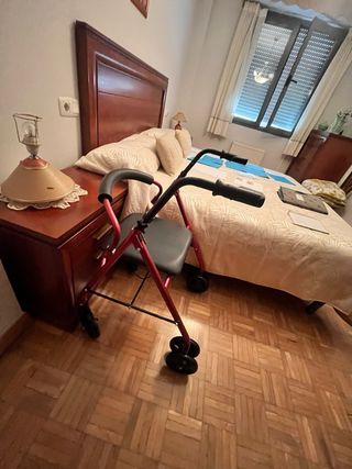 Andador de 4 ruedas con asiento
