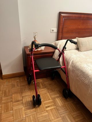 Andador de 4 ruedas con asiento