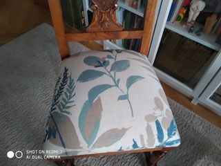 Sillas comedor madera castaño,talladas y tapizadas