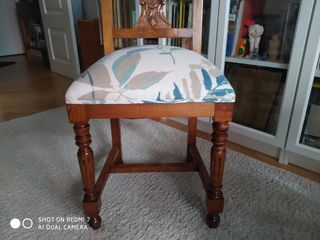 Sillas comedor madera castaño,talladas y tapizadas