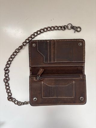 Cartera cuero marrón cadena