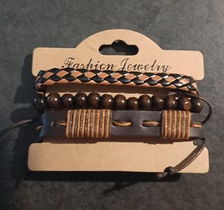 Orologio e braccialetti marroni