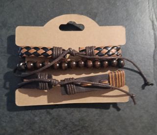 Orologio e braccialetti marroni
