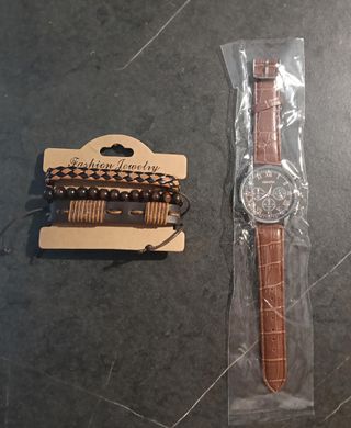 Orologio e braccialetti marroni