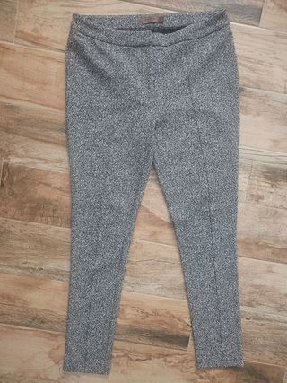Pantalones grises y negros