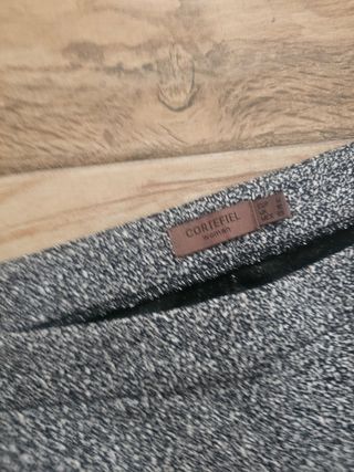 Pantalones grises y negros