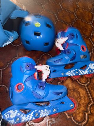 Conjunto de patines, casco y protecciones