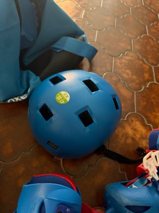 Conjunto de patines, casco y protecciones