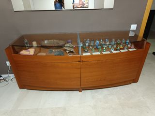 Buffet de madera de cerezo con vitrina