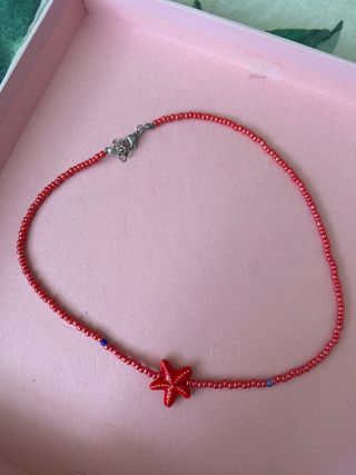 Collar rojo con estrella de mar
